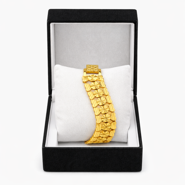 ChatGPT Image Dec 16, 2025, 02_18_52 PM سوار ذهبي فاخر بنقشة الأقراص الملكية