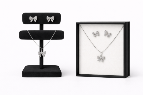 طقم عقد وأقراط فيونكة مرصّع بالكريستال – لون فضي