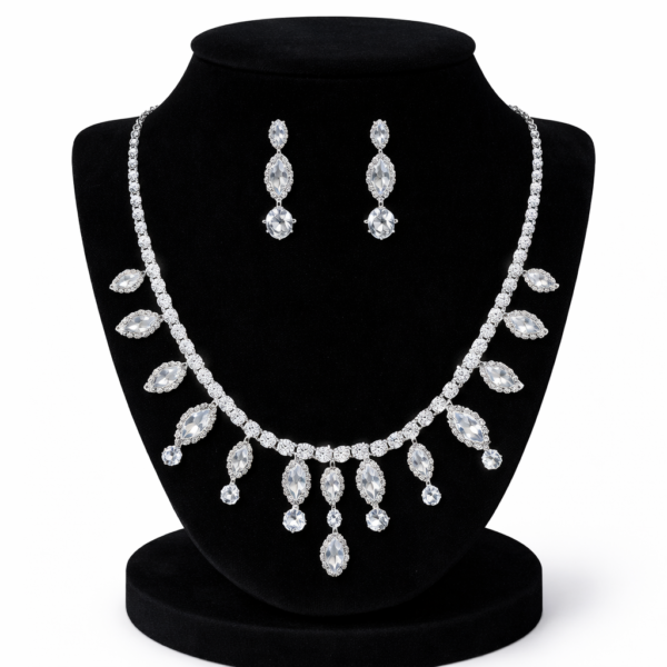 طقم عقد وأقراط كريستال فضي فاخر بتصميم متدلٍ أنيق