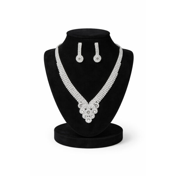 طقم لؤلؤ الفضة المتلألئ – تصميم راقٍ للمناسبات