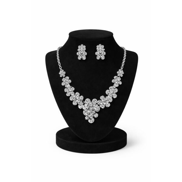 طقم فلورا الفضي – أناقة الزهور المتلألئة