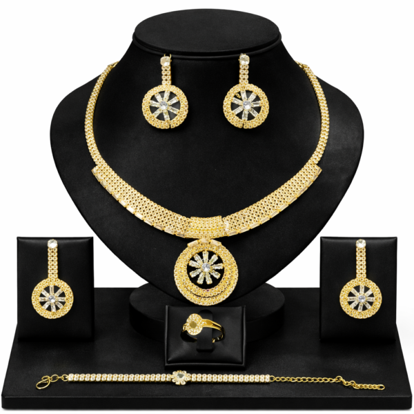 طقم فاخر بتصميم الدائرة الملكية باللون الذهبي