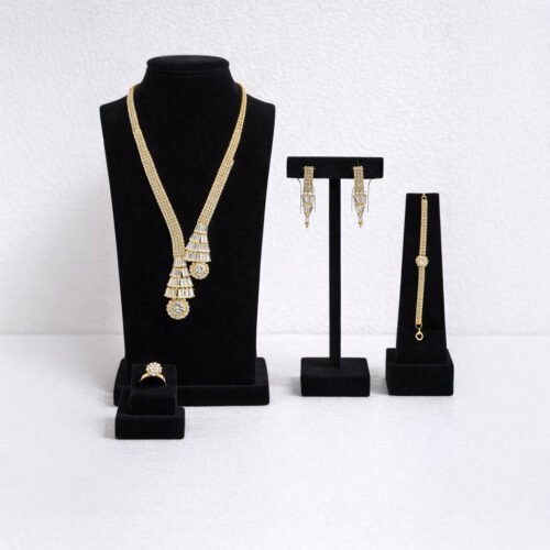 طقم مجوهرات فاخر بتصميم متدلّي عصري