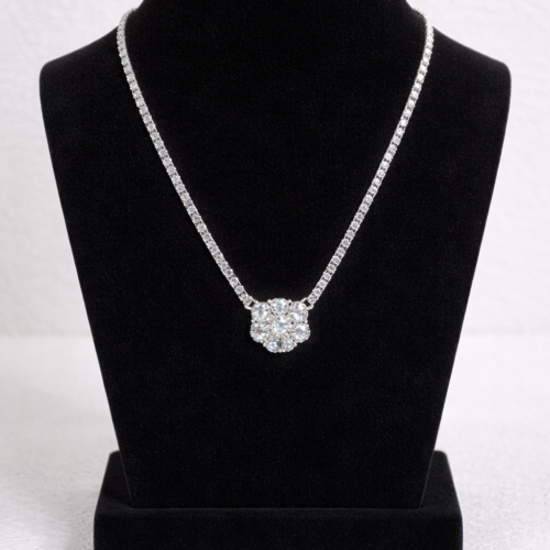 طوق كريستال أنيق بتصميم زهرة متلألئة