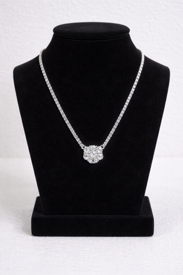 طوق كريستال أنيق بتصميم زهرة متلألئة