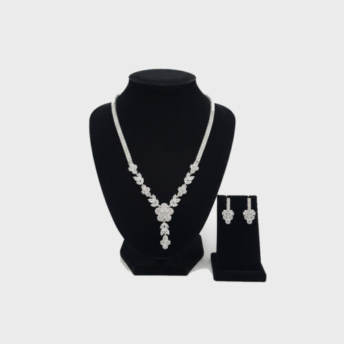 طقم فضي بتصميم أوراق متلألئة