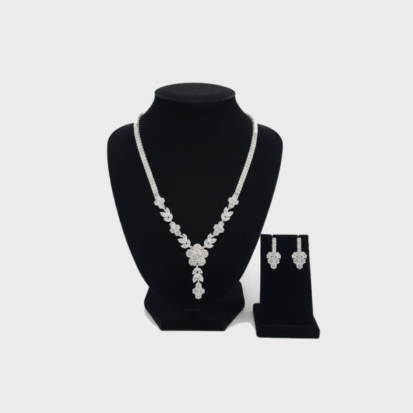 طقم فضي بتصميم أوراق متلألئة