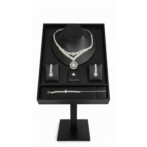 طقم مجوهرات فاخر بتصميم كلاسيكي مرصّع بالكريستال