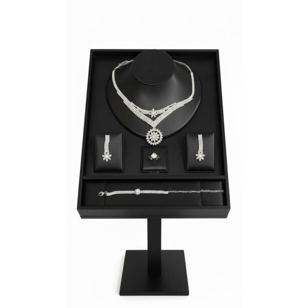 طقم مجوهرات فاخر بتصميم كلاسيكي مرصّع بالكريستال