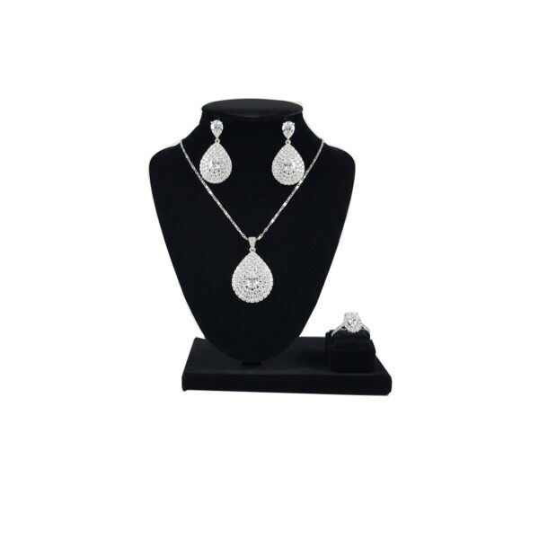 طقم فضي ملكي بتصميم قطرة مرصّعة