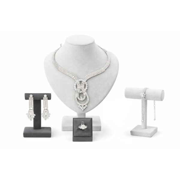 طقم مجوهرات فضي فاخر بتصميم ملكي