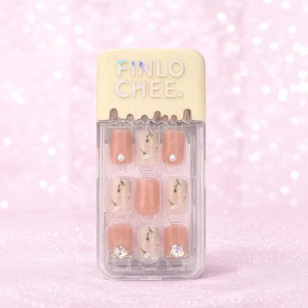 أظافر تركيب فاخرة بنقشة الزهور والكريستال