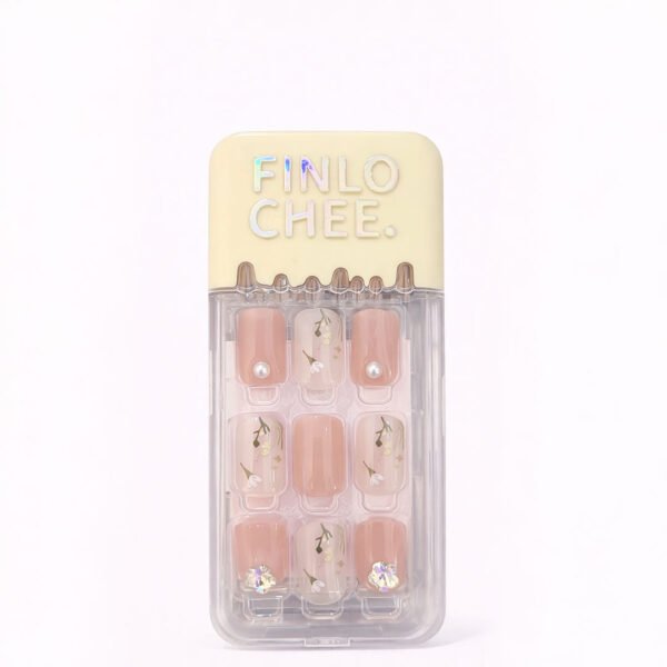 أظافر تركيب فاخرة بنقشة الزهور والكريستال